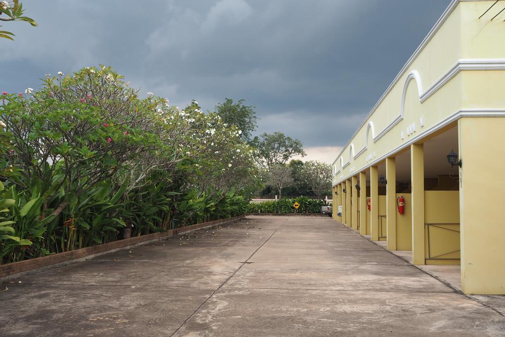 Country Inn Si Maha Phot Екстер'єр фото